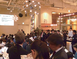 立ち見が出るほど賑わう会場のWIRED CAFE NEWS（日本橋三井タワー2階）。