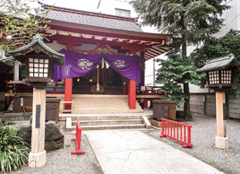 日本橋日枝神社（摂社）の社殿。緑に囲まれた境内は人々の憩いの場。