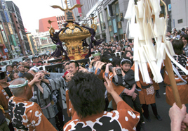 神幸祭の行列が通過した後、室町一丁目会の神輿が夕方にかけて巡行予定。