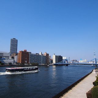 清洲橋と隅田川をゆく船の写真を見る