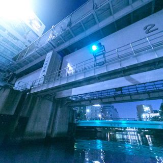 日本橋ナイトクルーズより「夜の水門をくぐる」の写真を見る