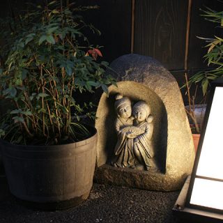 人形町の路地で見かけた、心あたたまる石像の写真を見る