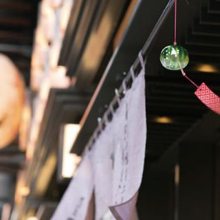 日本橋室町の仲通りに飾られた風鈴の写真を見る