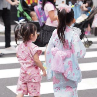 日本橋で見かけたゆかた姿の子どもたちの写真を見る
