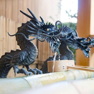 小網神社の手水舎にある龍神の写真を見る