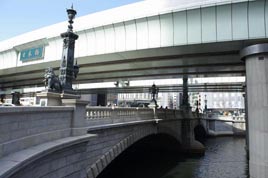 上の写真とほぼ同じ位置（滝の広場）から撮影した今の日本橋