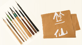 使い勝手を考えて職人自ら手作りしている道具。右下：昭和初期、鎌倉・遊行寺の住職から贈られた書を染めた手ぬぐい（非売品）。