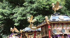 日枝神社の鳳輦2基と宮神輿。祭神を乗せている鳳輦は、担ぐのではなく車で曳く。