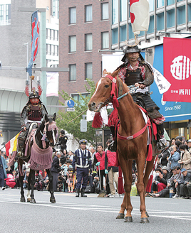 福島県から参加の「相馬騎馬武者行列」。
