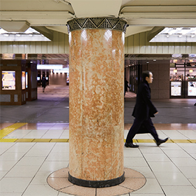 三越前駅コンコースの柱の装飾