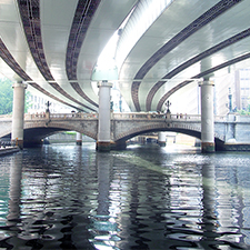 東京・日本橋の舟遊び